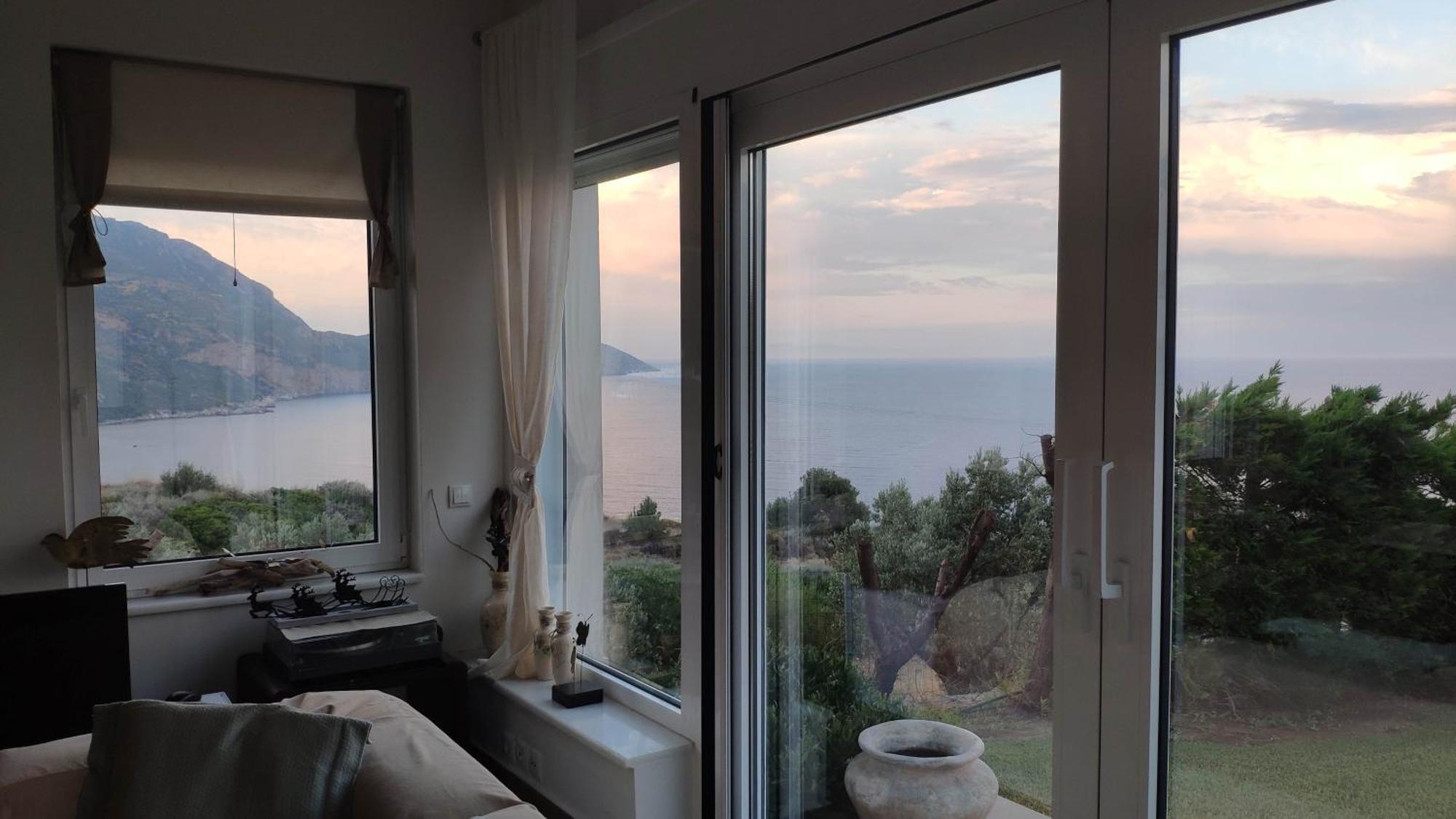 With Aegean Views Akhladherí